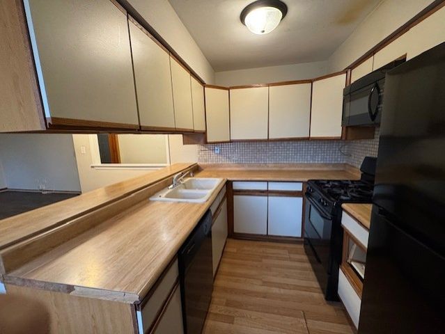 2670 Woodview Court S, Waukegan, IL 60087