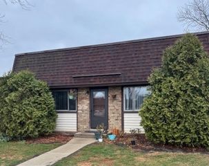 2670 Woodview Court S, Waukegan, IL 60087