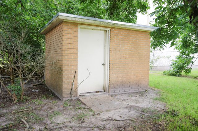 6733 Pecanwood Street, Hitchcock, TX 77563