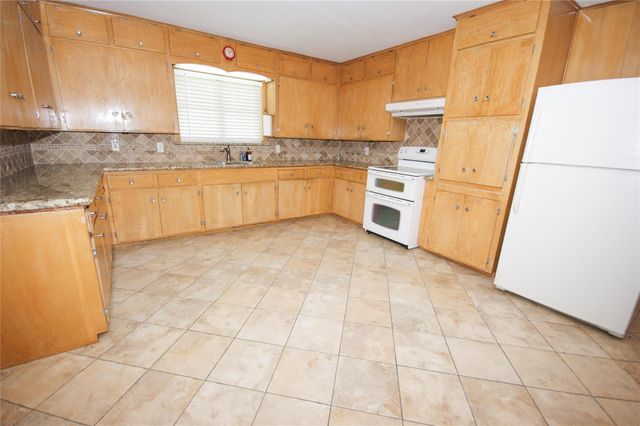 6733 Pecanwood Street, Hitchcock, TX 77563