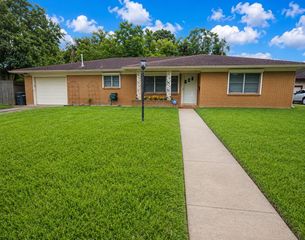 6733 Pecanwood Street, Hitchcock, TX 77563
