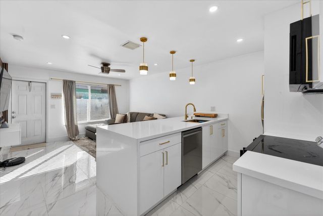 883 NE 33rd Street, Oakland Park, FL 33334