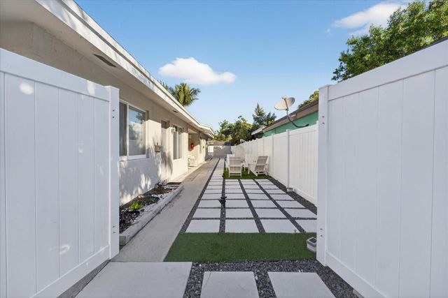 883 NE 33rd Street, Oakland Park, FL 33334