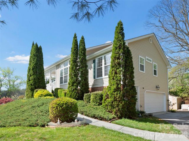 21 Old Applewood Lane, Hendersonville, NC 28739