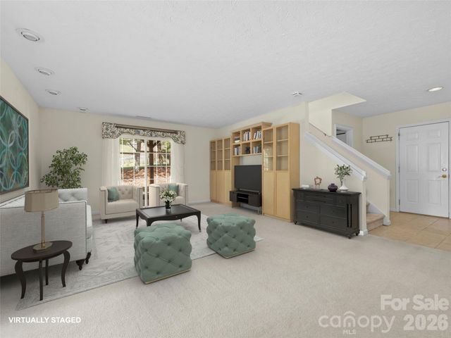 21 Old Applewood Lane, Hendersonville, NC 28739