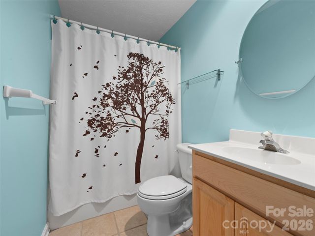 21 Old Applewood Lane, Hendersonville, NC 28739