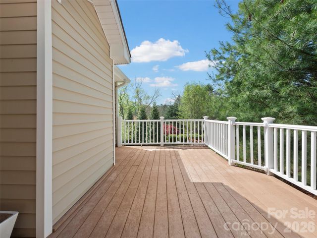 21 Old Applewood Lane, Hendersonville, NC 28739