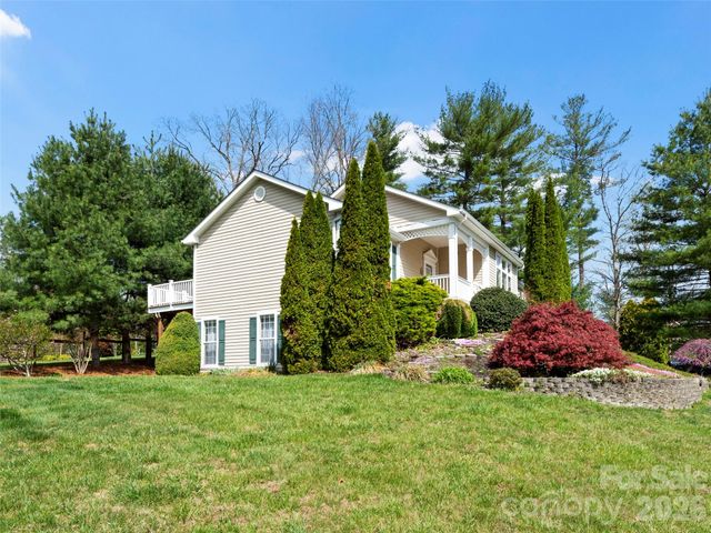 21 Old Applewood Lane, Hendersonville, NC 28739