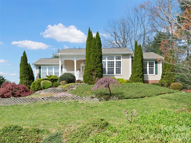 21 Old Applewood Lane, Hendersonville, NC 28739