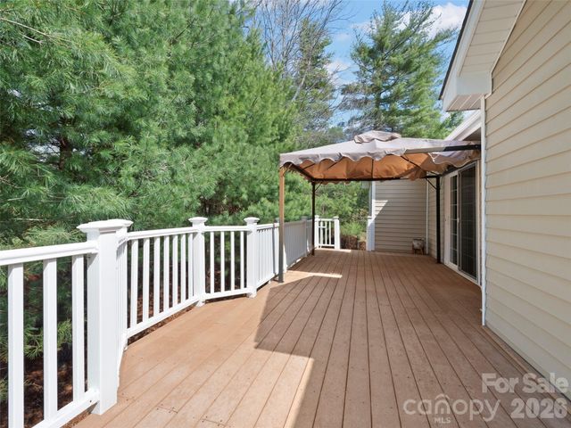 21 Old Applewood Lane, Hendersonville, NC 28739