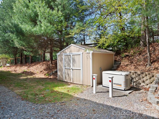 21 Old Applewood Lane, Hendersonville, NC 28739