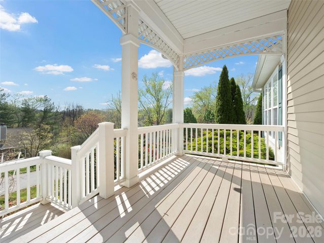 21 Old Applewood Lane, Hendersonville, NC 28739
