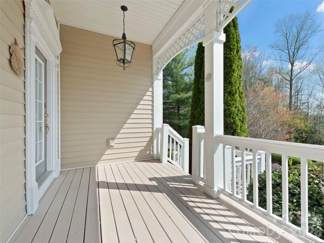 21 Old Applewood Lane, Hendersonville, NC 28739