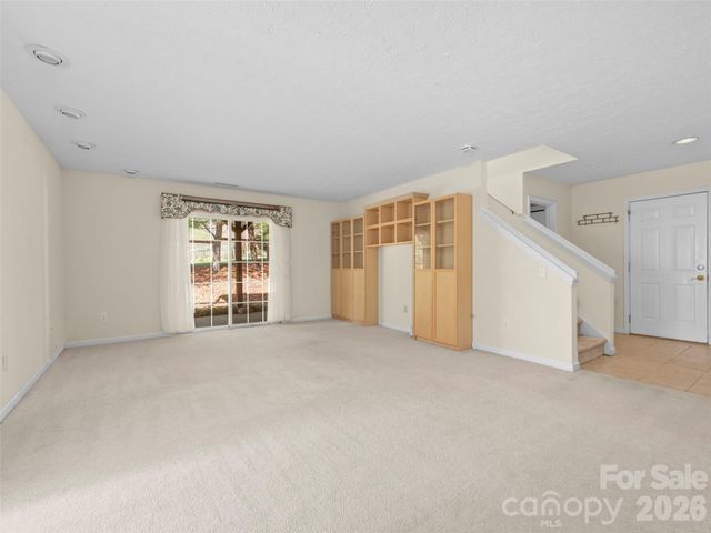 21 Old Applewood Lane, Hendersonville, NC 28739