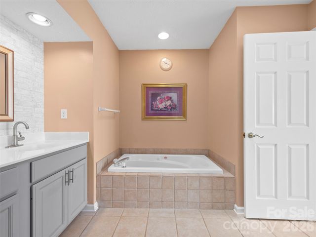 21 Old Applewood Lane, Hendersonville, NC 28739