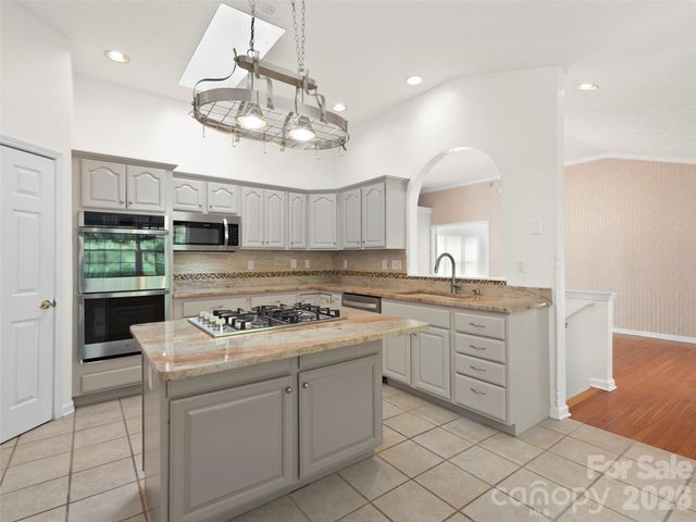 21 Old Applewood Lane, Hendersonville, NC 28739