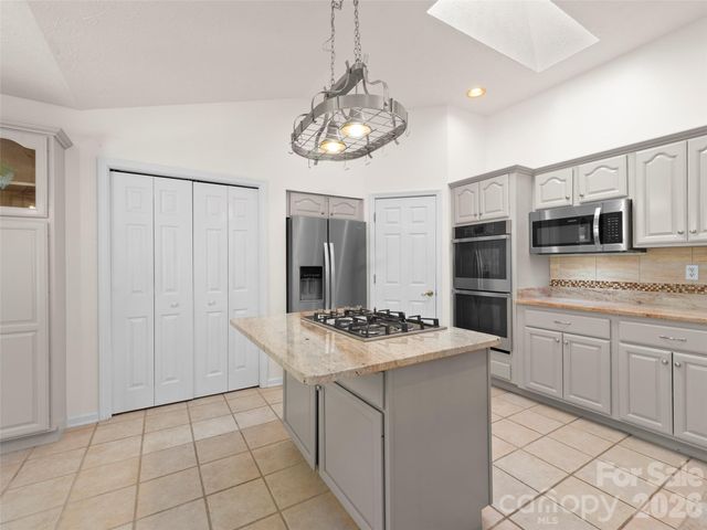 21 Old Applewood Lane, Hendersonville, NC 28739