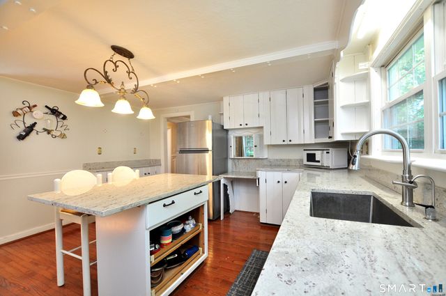 6 Raymond Road, Avon, CT 06001