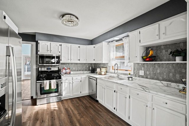 808 Manor DRIVE, Silver Lake, WI 53170