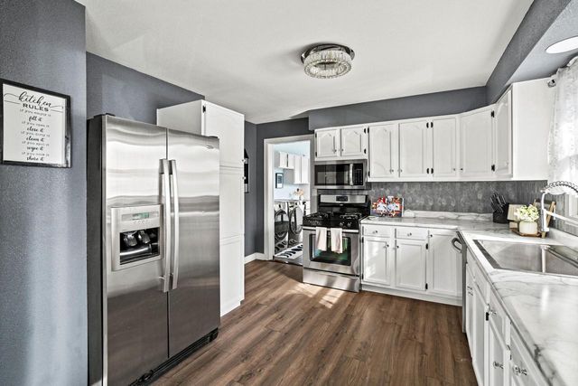 808 Manor DRIVE, Silver Lake, WI 53170