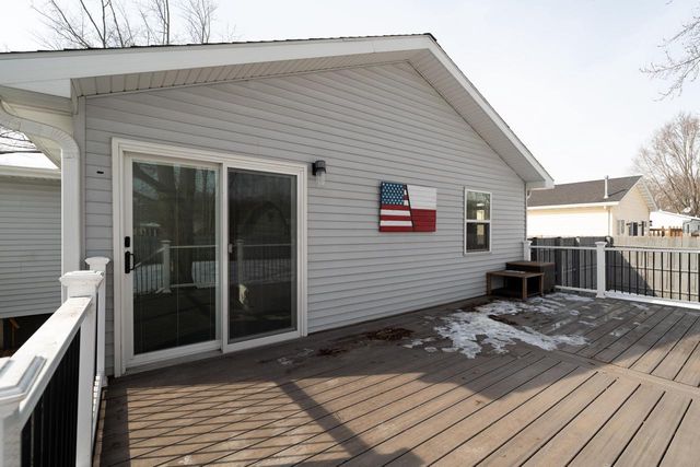 808 Manor DRIVE, Silver Lake, WI 53170