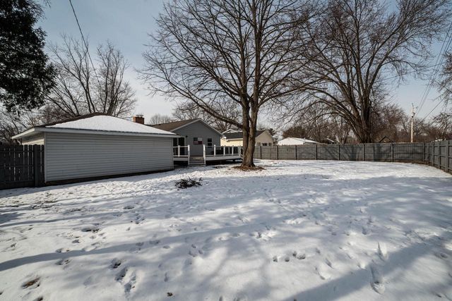 808 Manor DRIVE, Silver Lake, WI 53170