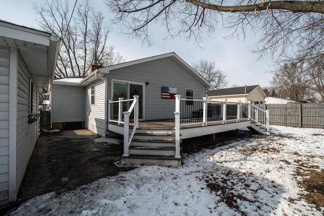 808 Manor DRIVE, Silver Lake, WI 53170