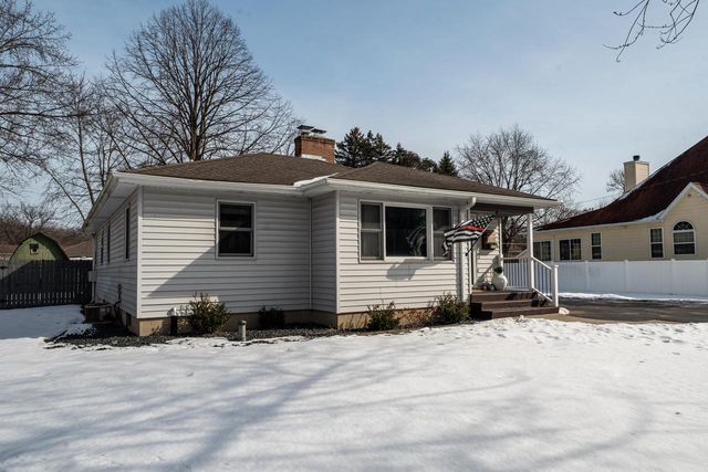 808 Manor DRIVE, Silver Lake, WI 53170