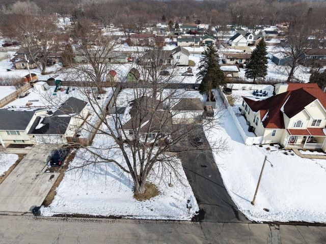 808 Manor DRIVE, Silver Lake, WI 53170