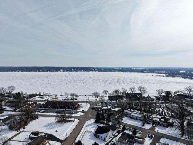 808 Manor DRIVE, Silver Lake, WI 53170