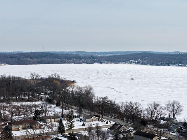 808 Manor DRIVE, Silver Lake, WI 53170