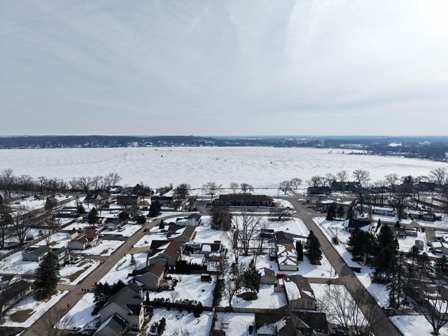 808 Manor DRIVE, Silver Lake, WI 53170