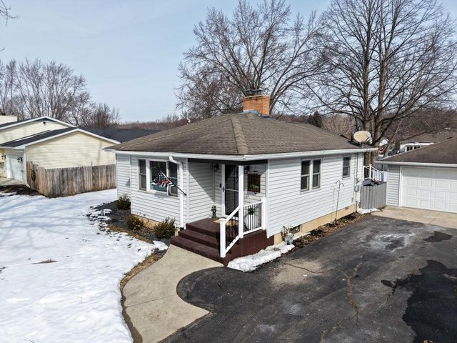 808 Manor DRIVE, Silver Lake, WI 53170