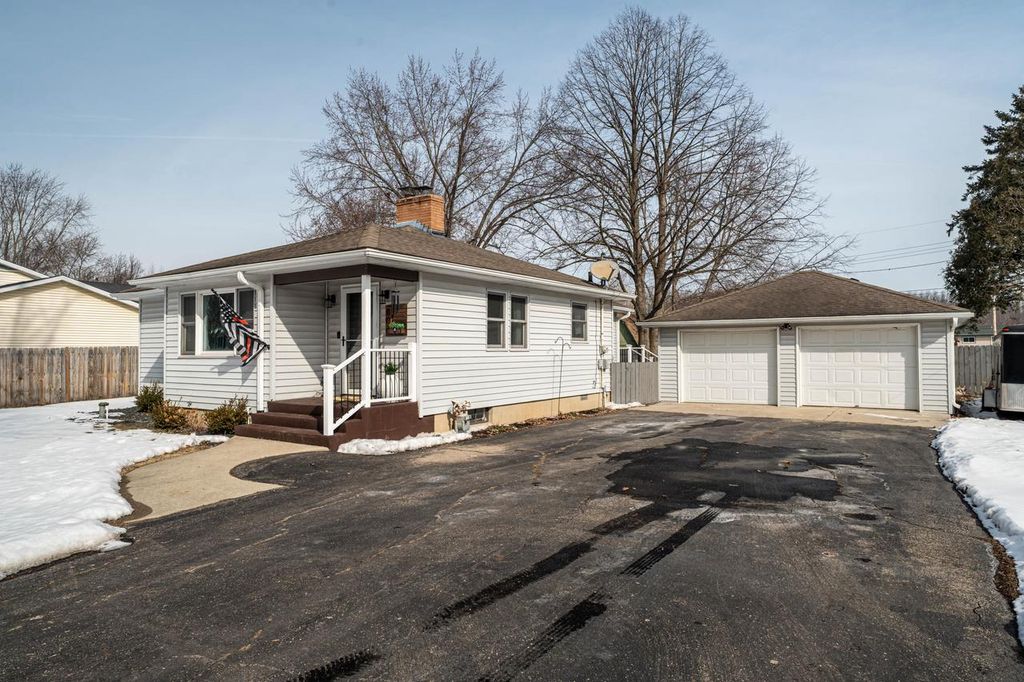 808 Manor DRIVE, Silver Lake, WI 53170