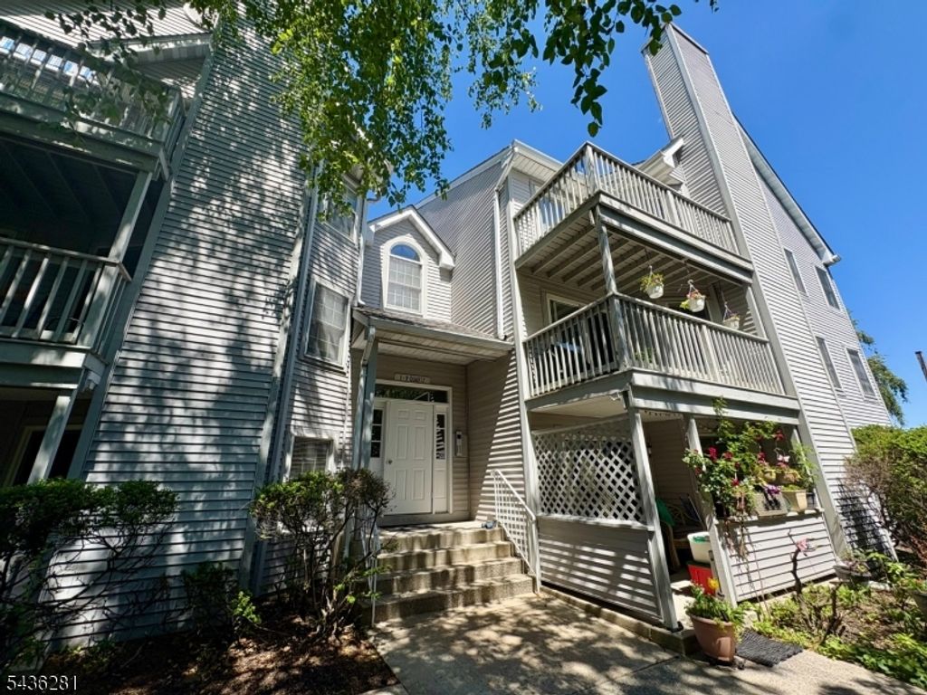8 Quartz Ln, Paterson City, NJ 07501 — exterior