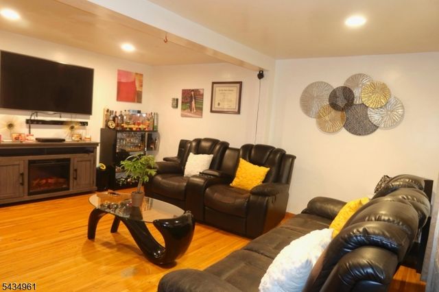 142 Pearl St, Paterson City, NJ 07501