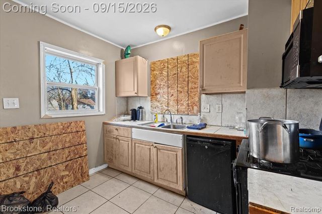 16524 Pierson Street, Detroit, MI 48219