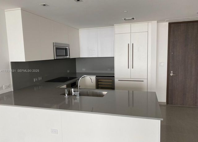 68 SE 6th St 2904, Miami, FL 33131