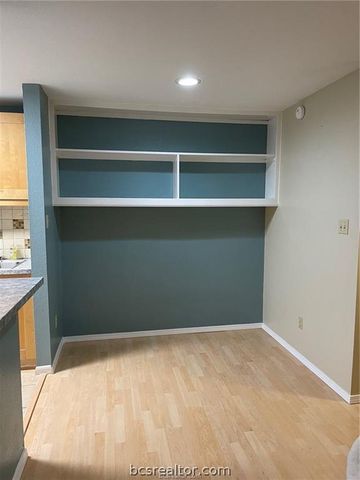 904 University Oaks 40, College Station, TX 77840