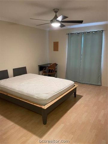 904 University Oaks 40, College Station, TX 77840