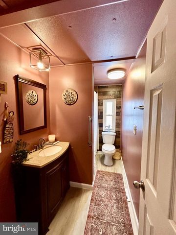 7 OAK DR, Spring City, PA 19475