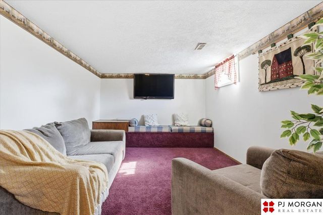 9335 Corby Street, Omaha, NE 68134