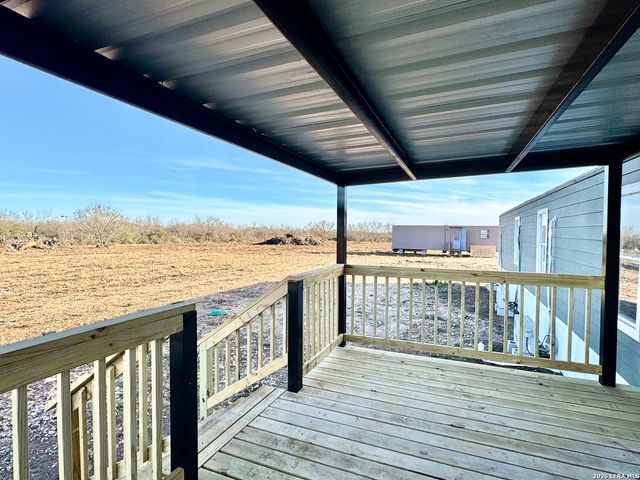 2811 County Road 467, Devine, TX 78016