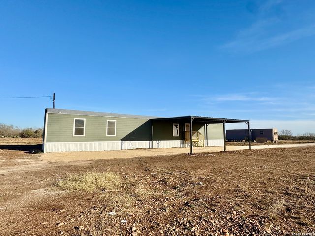 2811 County Road 467, Devine, TX 78016