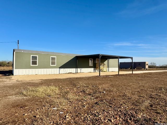 2811 County Road 467, Devine, TX 78016