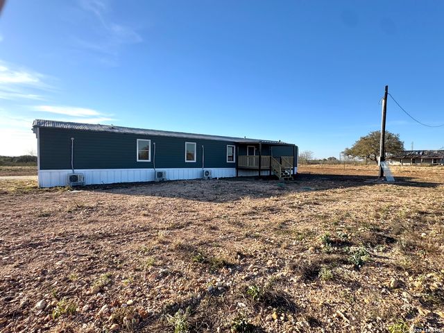 2811 County Road 467, Devine, TX 78016