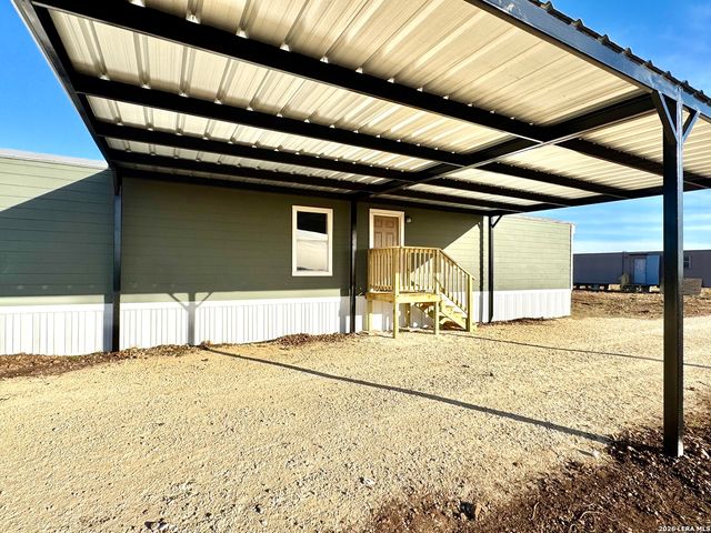 2811 County Road 467, Devine, TX 78016