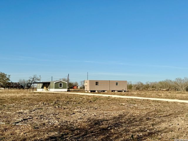 2811 County Road 467, Devine, TX 78016
