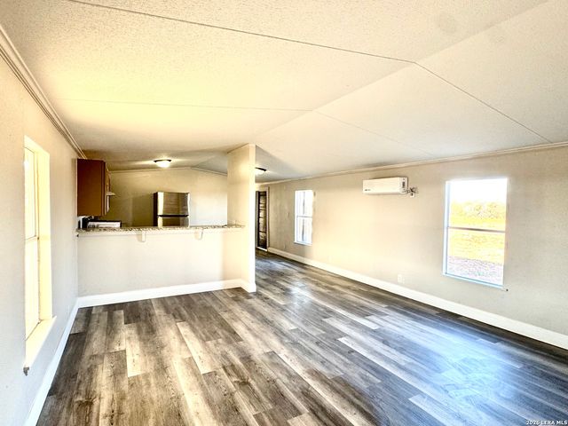 2811 County Road 467, Devine, TX 78016