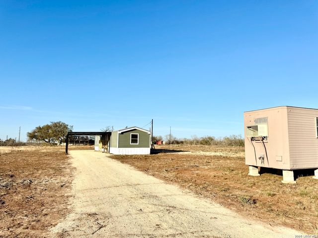 2811 County Road 467, Devine, TX 78016